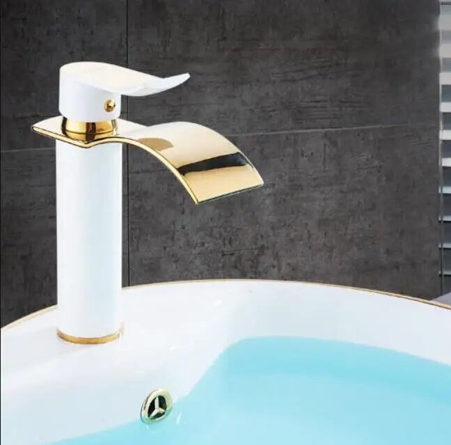 Torneira Alto Padrão para Banheiro Estilo Cachoeira Branco com Dourado Banheiros e Lavabos128 Vitrine das Torneiras Curta