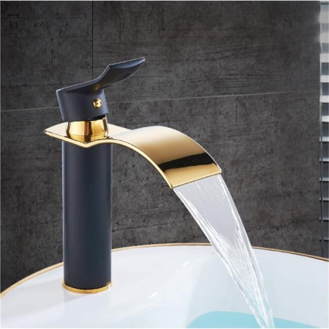 Torneira Alto Padrão para Banheiro Estilo Cachoeira Preto com Dourado Banheiros e Lavabos128 Vitrine das Torneiras