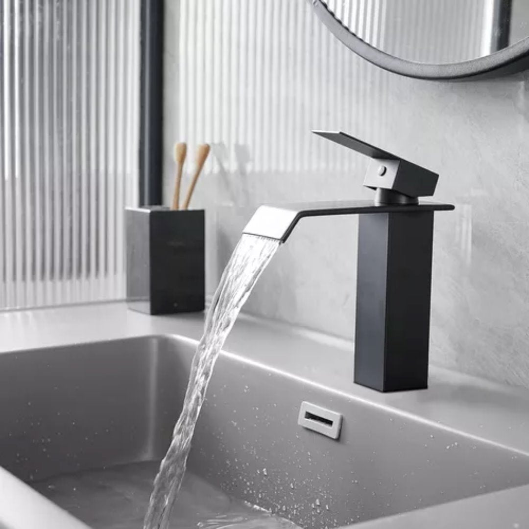Torneira Elegante Preta com Cascata para Banheiro Banheiros e Lavabos056 Vitrine das Torneiras