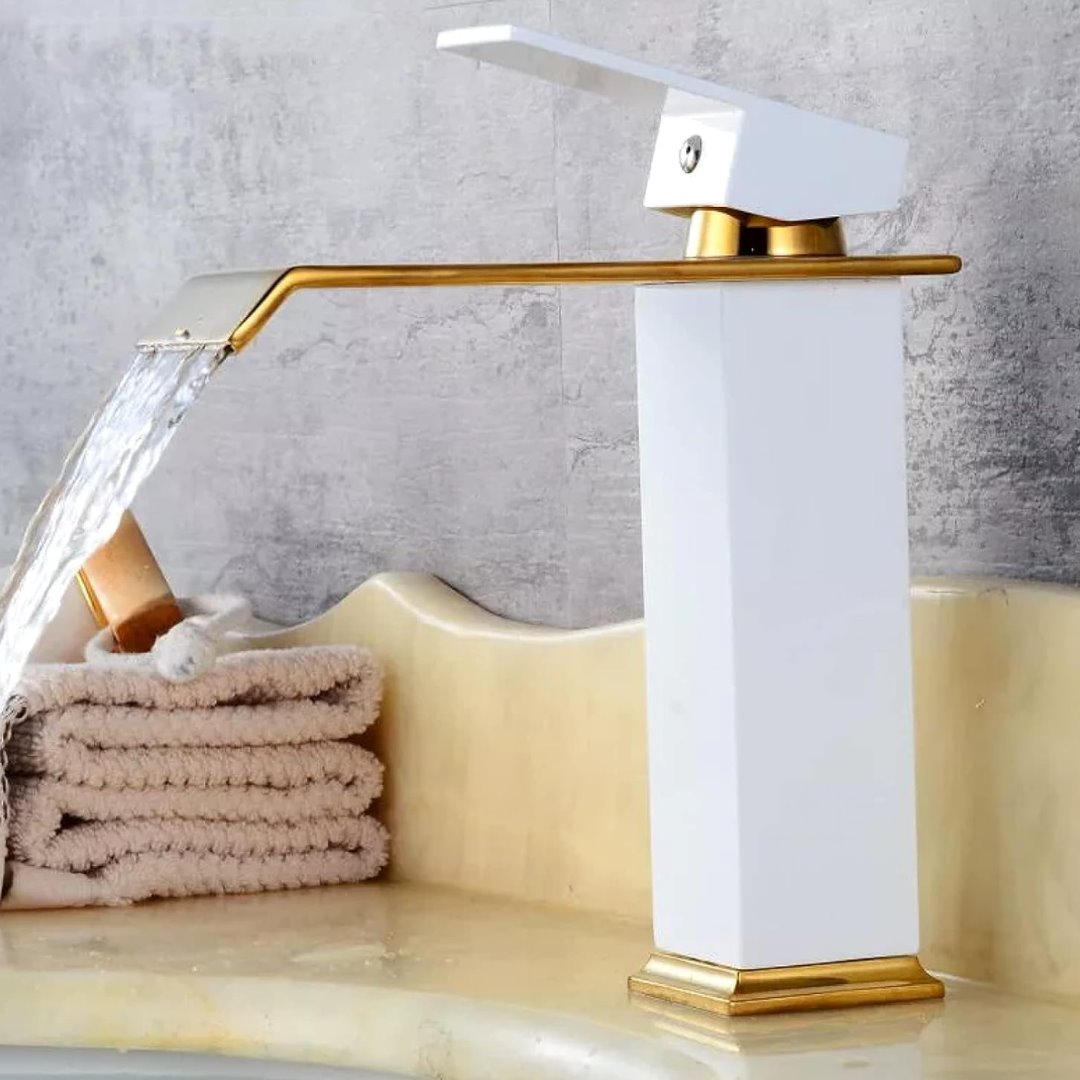 Torneira Luxo Monocomando Estilo Cascata para Banheiro Branco com Dourado Banheiros e Lavabos057 Vitrine das Torneiras