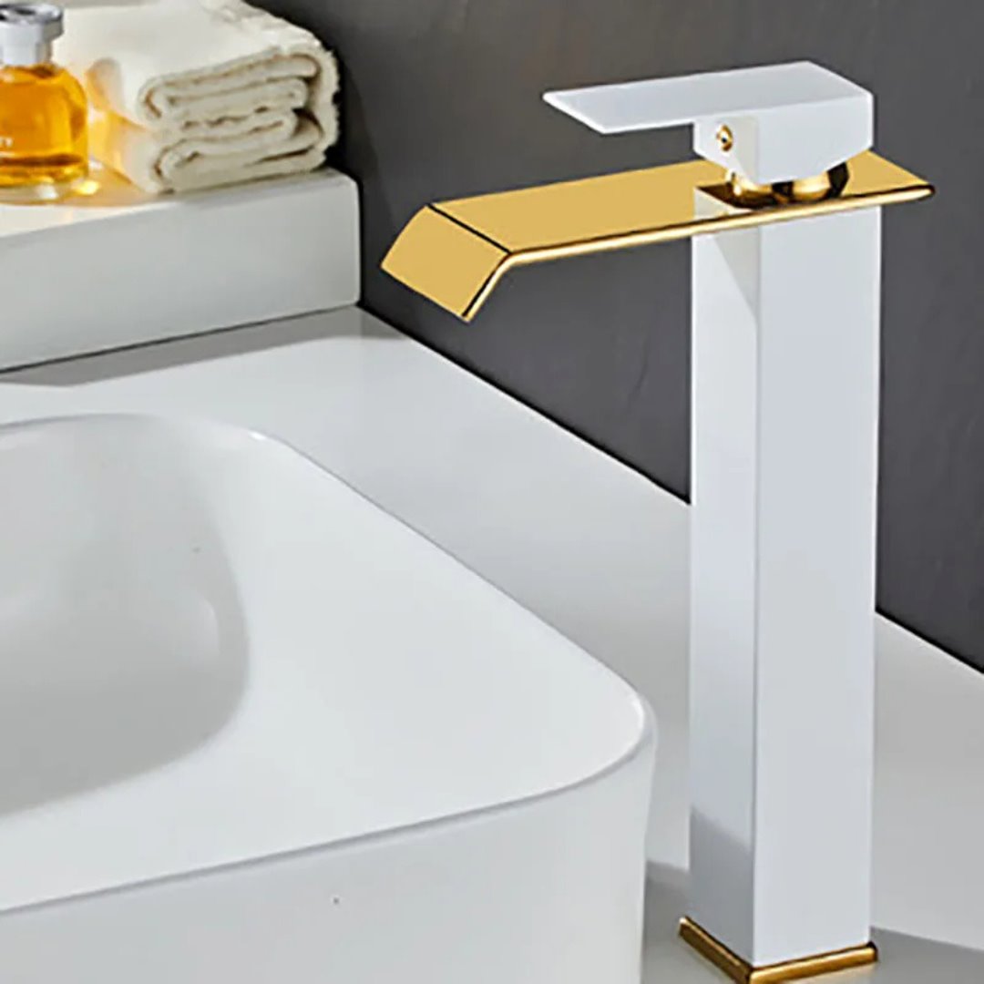 Torneira Luxo Monocomando Estilo Cascata para Banheiro Branco com Dourado Banheiros e Lavabos057 Vitrine das Torneiras