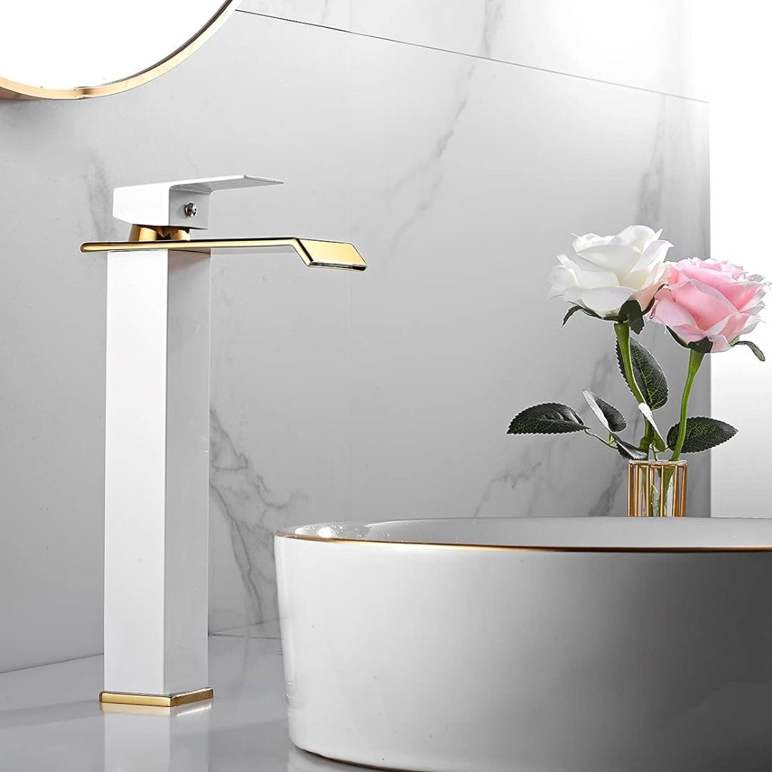 Torneira Luxo Monocomando Estilo Cascata para Banheiro Branco com Dourado Banheiros e Lavabos057 Vitrine das Torneiras