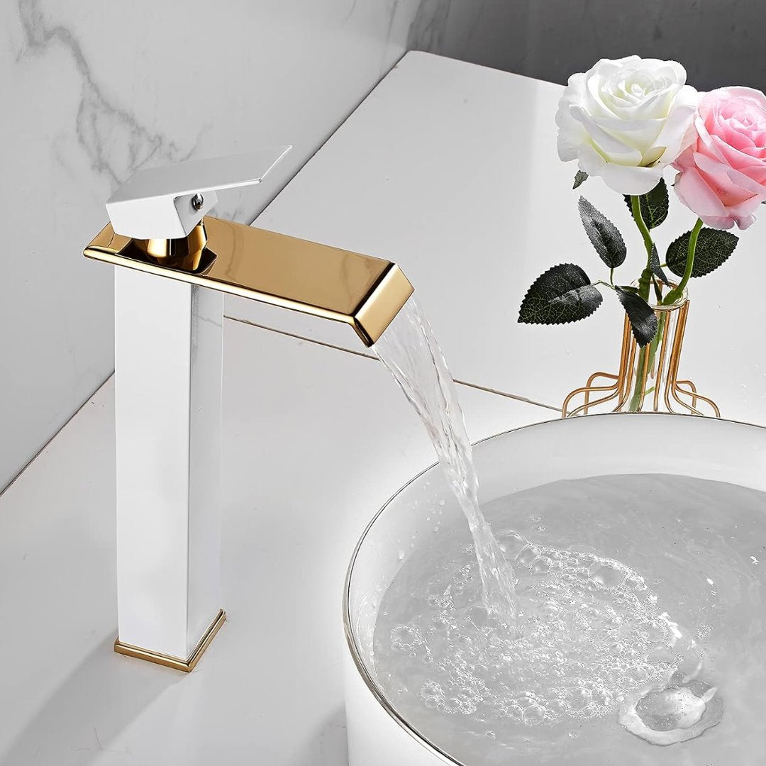 Torneira Luxo Monocomando Estilo Cascata para Banheiro Branco com Dourado Banheiros e Lavabos057 Vitrine das Torneiras
