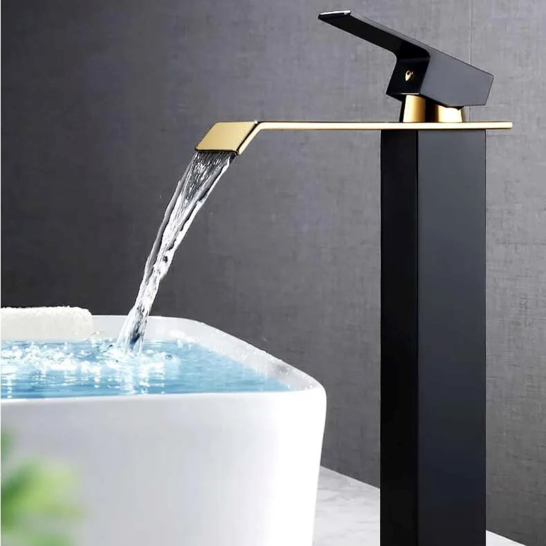 Torneira Luxo Monocomando Estilo Cascata para Banheiro Preto com Dourado Banheiros e Lavabos060 Vitrine das Torneiras