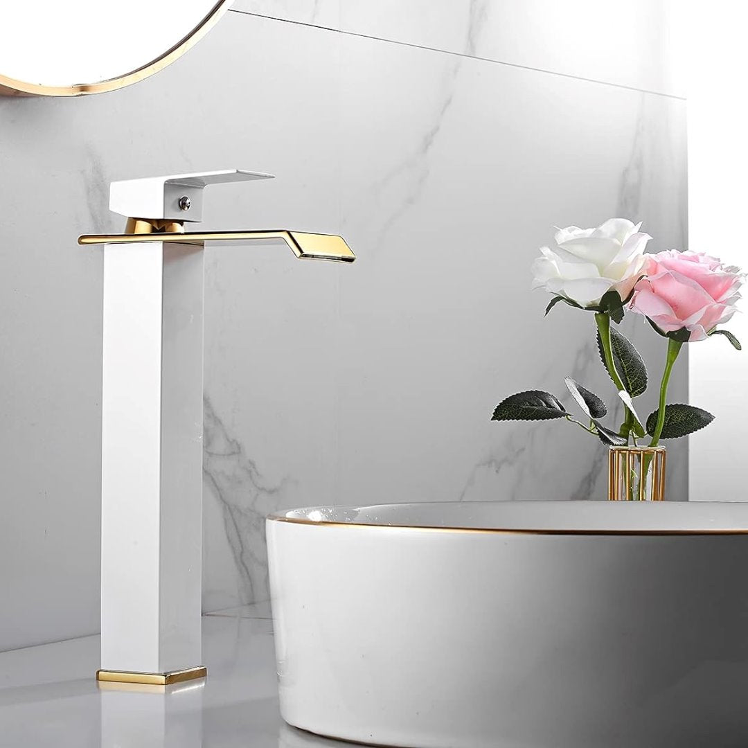 Torneira Luxo Monocomando Estilo Cascata para Banheiro Branco com Dourado Banheiros e Lavabos057 Vitrine das Torneiras 