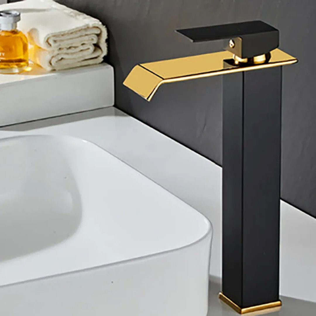 Torneira Luxo Monocomando Estilo Cascata para Banheiro Preto com Dourado Banheiros e Lavabos060 Vitrine das Torneiras 